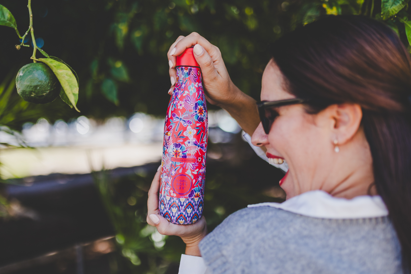 stylova-nerezova-lahev-cool-bottles-dragonfly-v-prirode